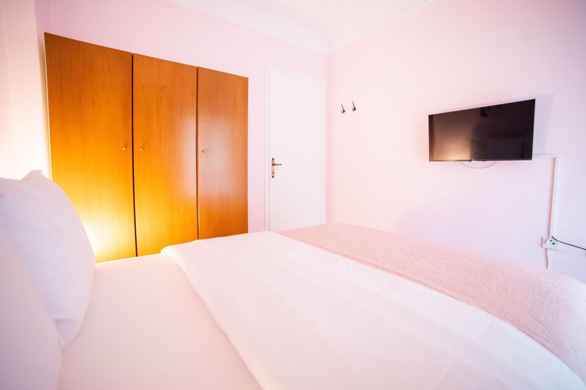 F & B Collection - Flat For 4 Apartment *